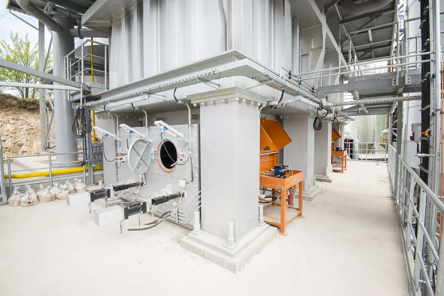 Gleichstrom-Gegenstrom-Regenerativofen (GGR) bei Köhler Kalk mit Zugängen zum Ofenaustrag für die energieeffiziente Herstellung von Dolomitbranntkalk.