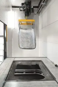 Automatisierte Big-Bag-Entleerung für geschredderte Lithium-Batterien