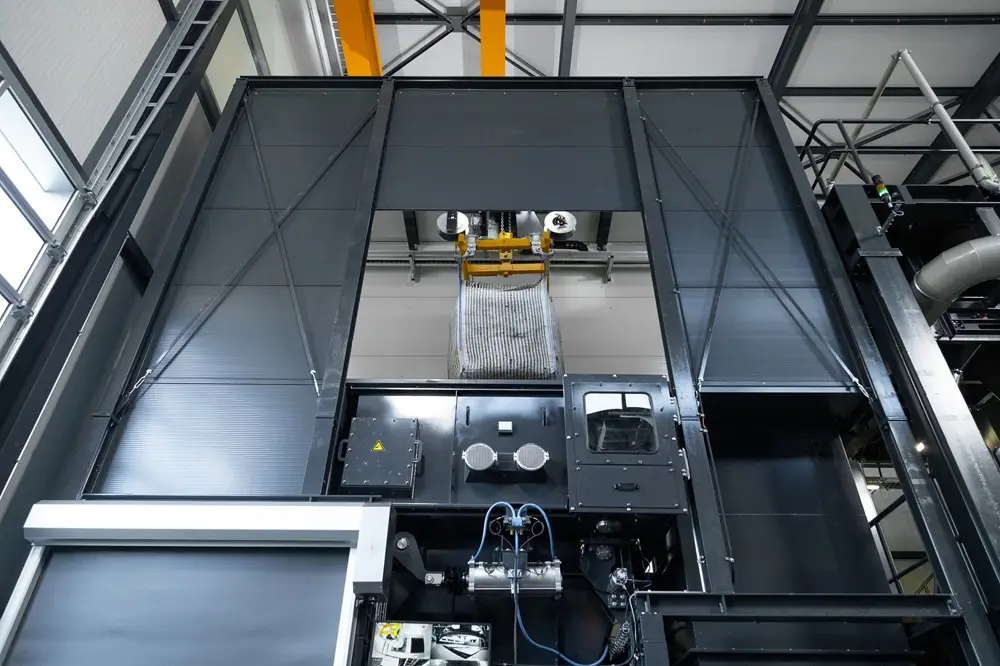 Geschlossene Big-Bag-Entleeranlage mit automatischem Schneidsystem für die Entleerung geschredderter Lithium-Batterien.