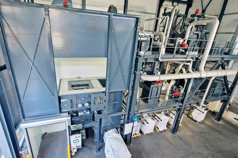 Automatische Big-Bag-Entleeranlage für geschredderte Lithium-Batterien mit direkt angeschlossener Recyclinganlage.