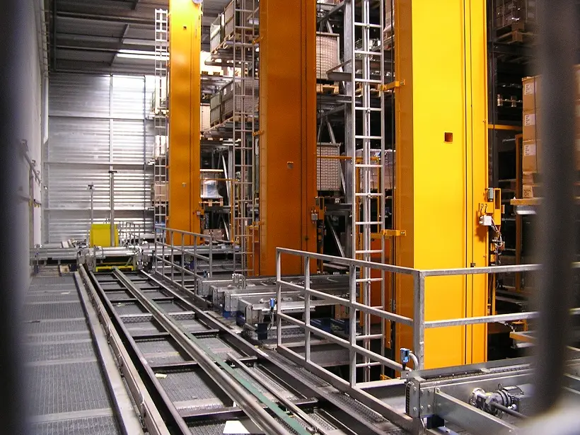 Automatisches Palettenlager mit Regalanlage, Fördertechnik und Lagerbediengeräten in einer Intralogistikanlage