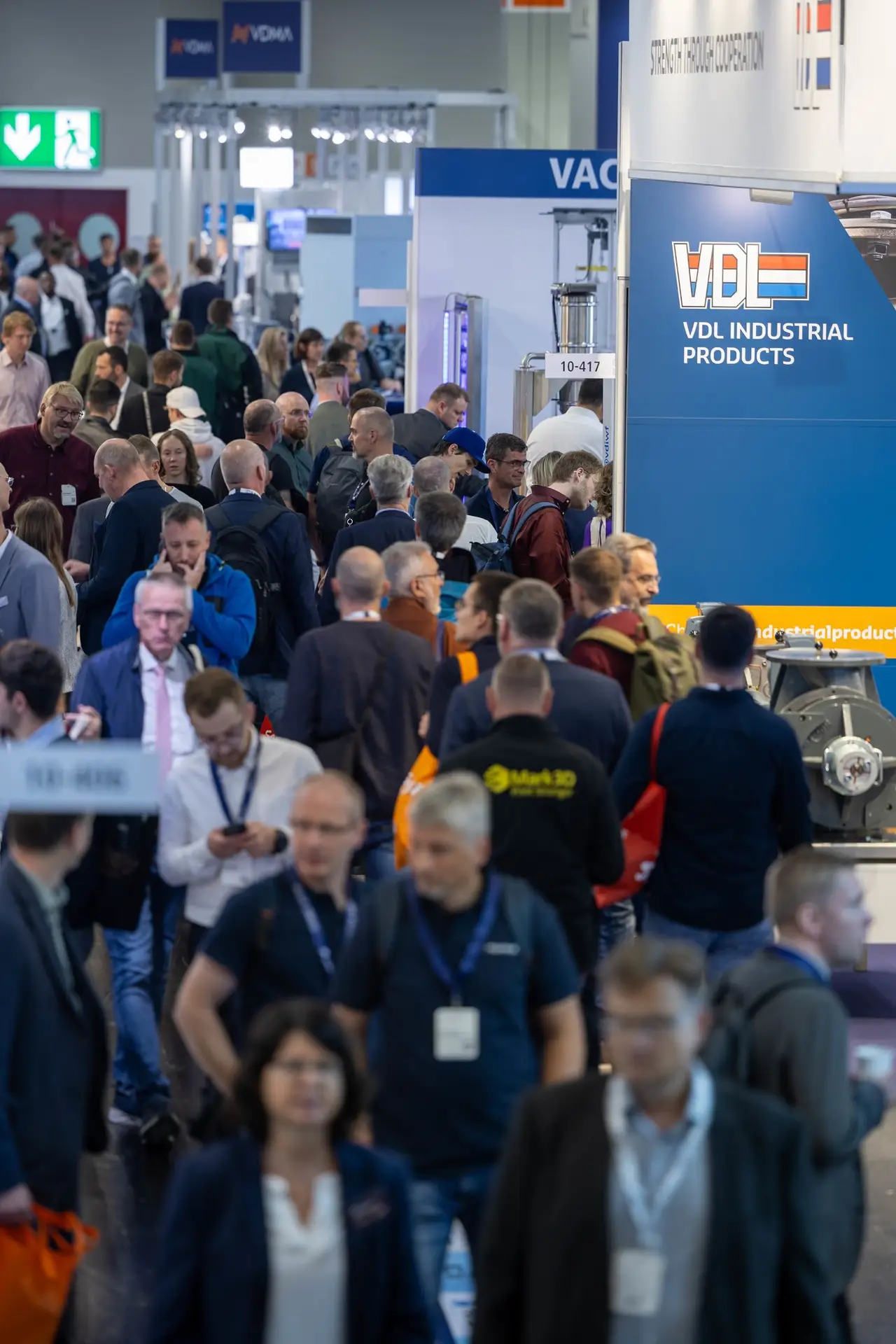 Besucher auf der POWTECH TECHNOPHARM in Nürnberg. Die Fachmesse ist Treffpunkt für Anbieter und Anwender von Technologien zur Verarbeitung und Handhabung von Schüttgütern, Pulvern und Feststoffen.