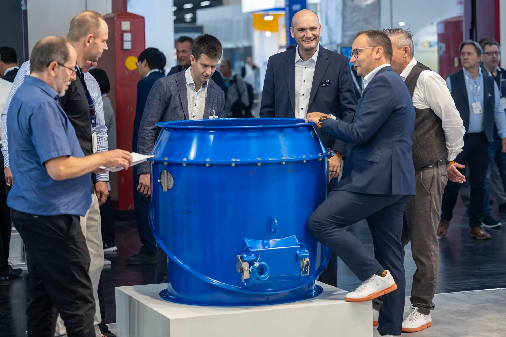 Messebesucher informieren sich auf der POWTECH TECHNOPHARM über Anlagen und Technologien für den Explosionsschutz.