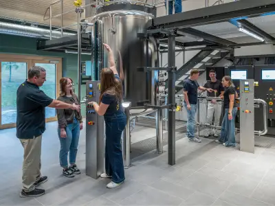 Teilnehmer trainieren an einer industriellen Messtechnik-Anlage im Allgeirhof Training Center von VEGA, Grieshaber Precision und Supfina.