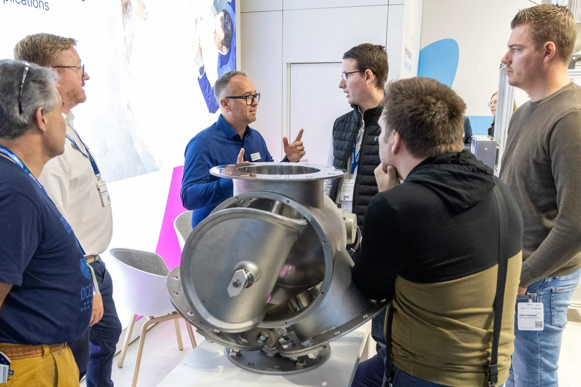 Fachbesucher an einer verfahrenstechnischen Anlage auf der POWTECH TECHNOPHARM 2026