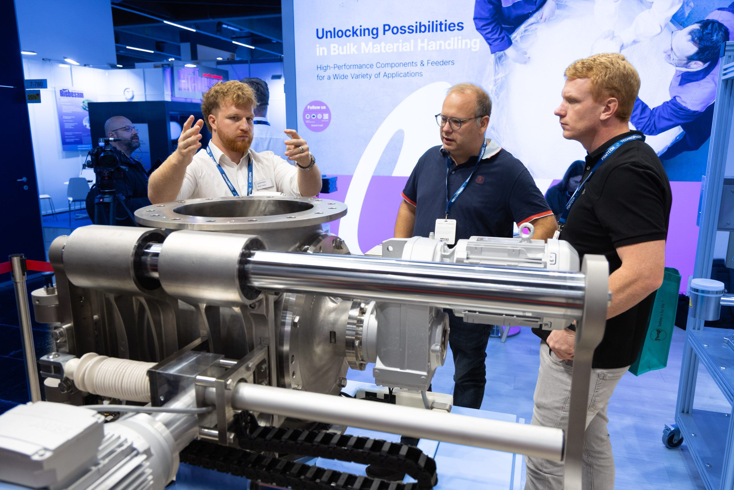 Fachbesucher im Austausch an einer verfahrenstechnischen Anlage auf der POWTECH TECHNOPHARM 2026
