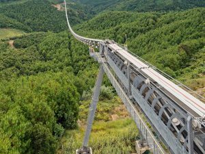 Seilgestützte Fördertechnik verbindet Mine und Aufbereitungsanlage
